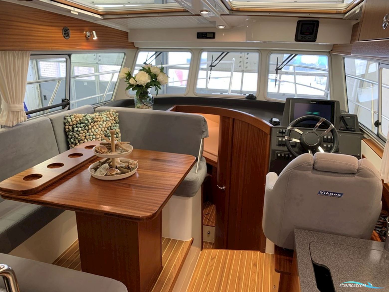 Viknes 930, Diesel V8 370hk