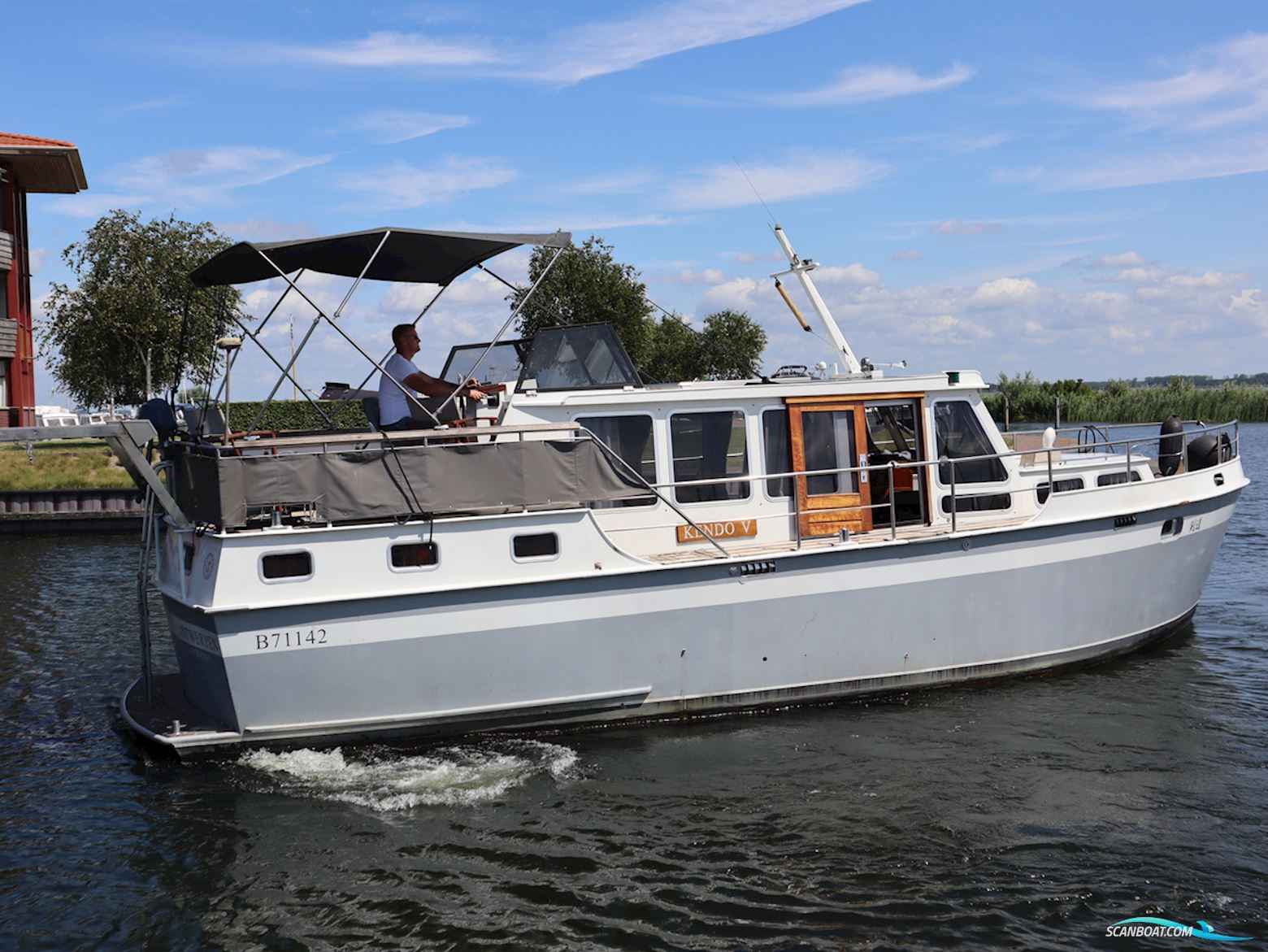 Vissers Trawler 1050