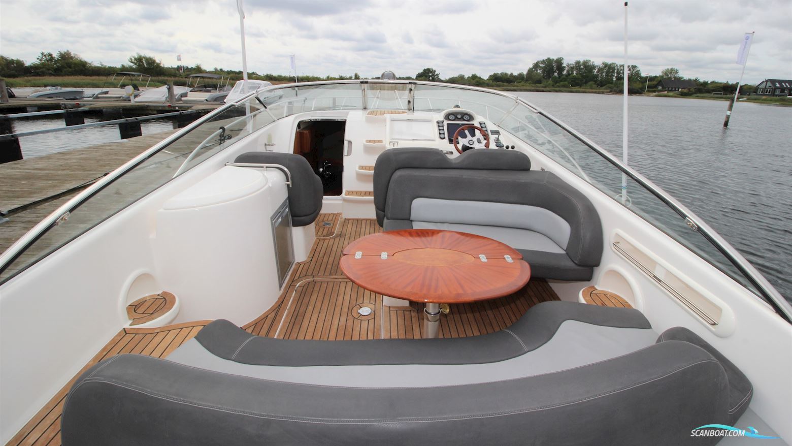 Windy Khamsin 34 Sun Lounge