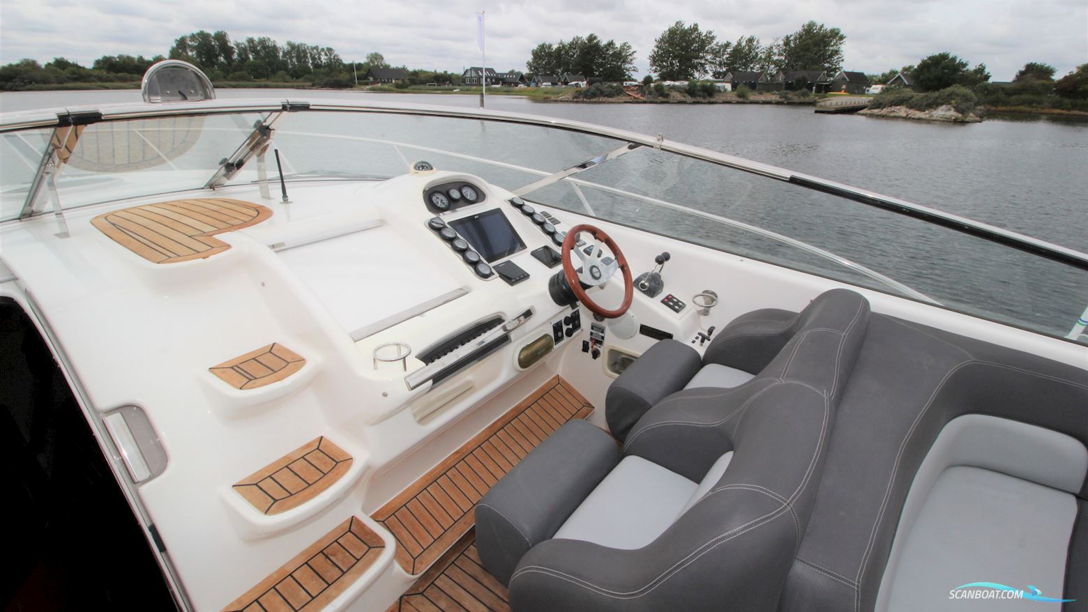 Windy Khamsin 34 Sun Lounge