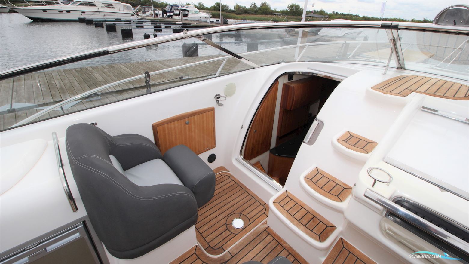 Windy Khamsin 34 Sun Lounge