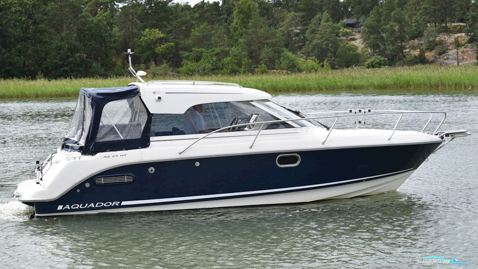 Aquador 23 HT Motorboten 2011, met Volvo Penta motor, Sweden