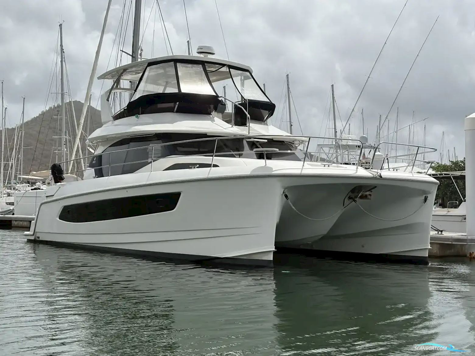 Aquila 44 Yacht