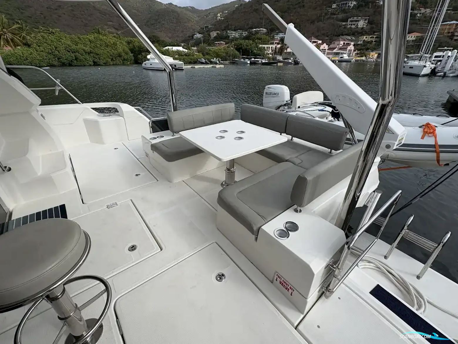 Aquila 44 Yacht
