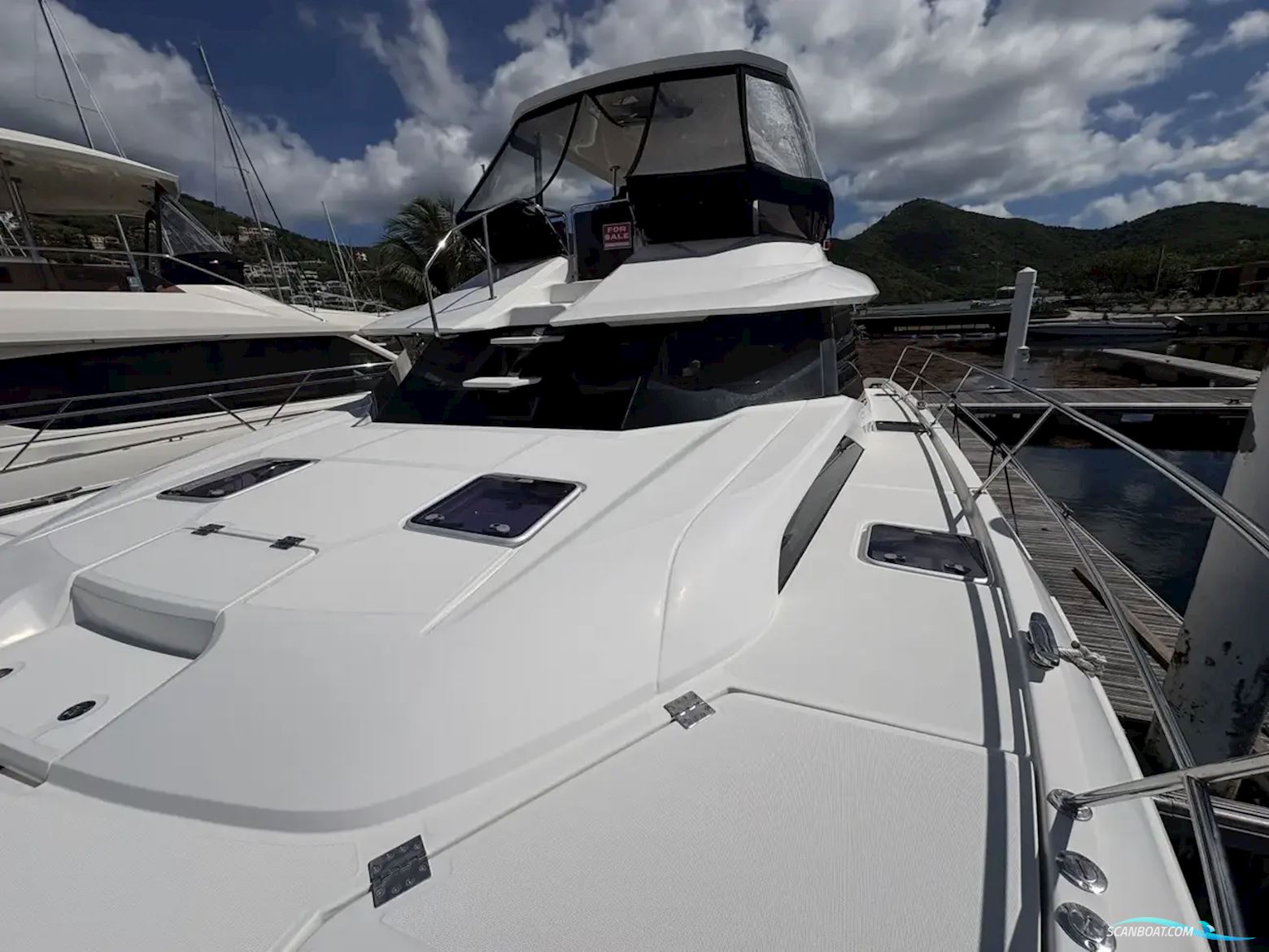 Aquila 44 Yacht