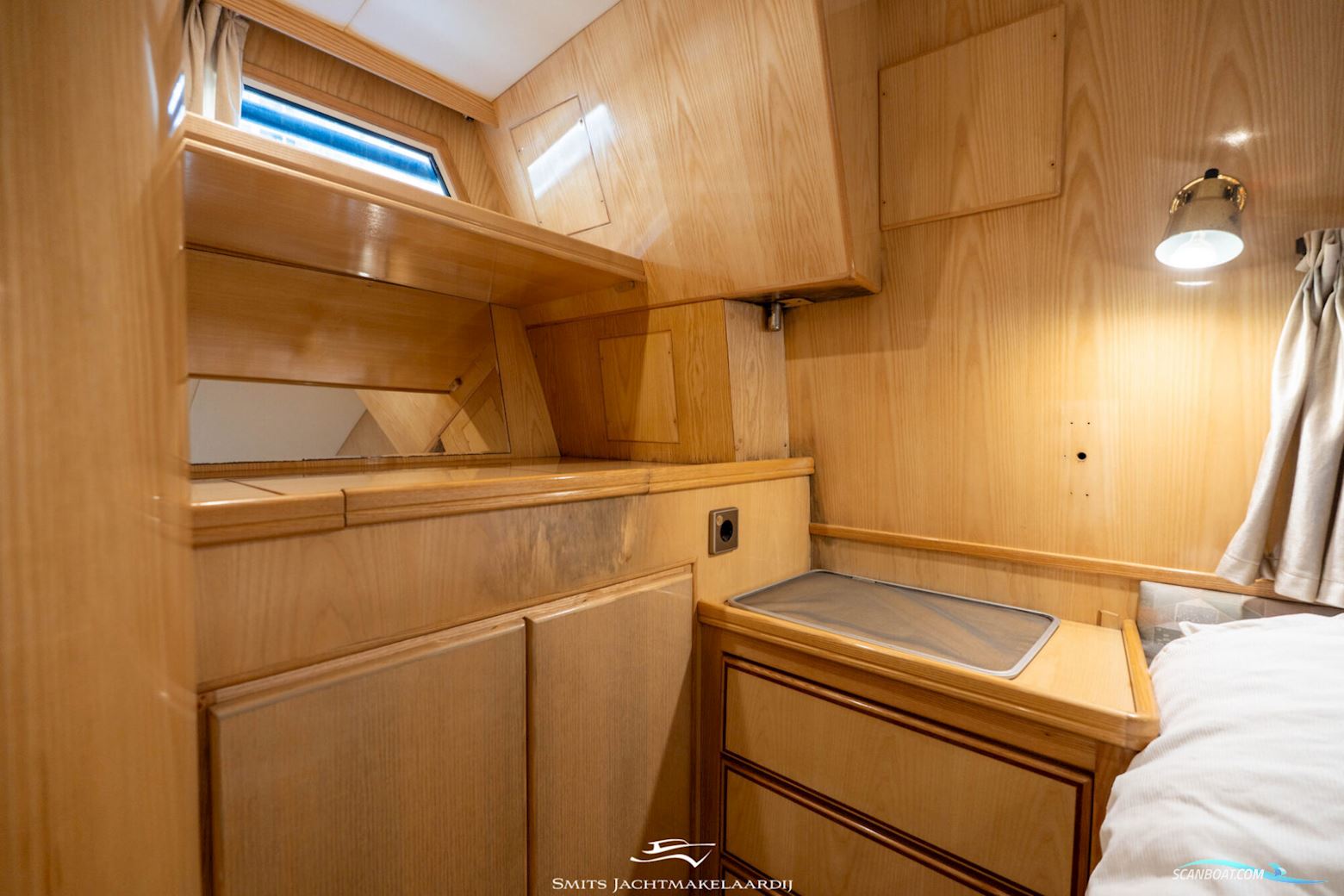 Astor 37 Flybridge