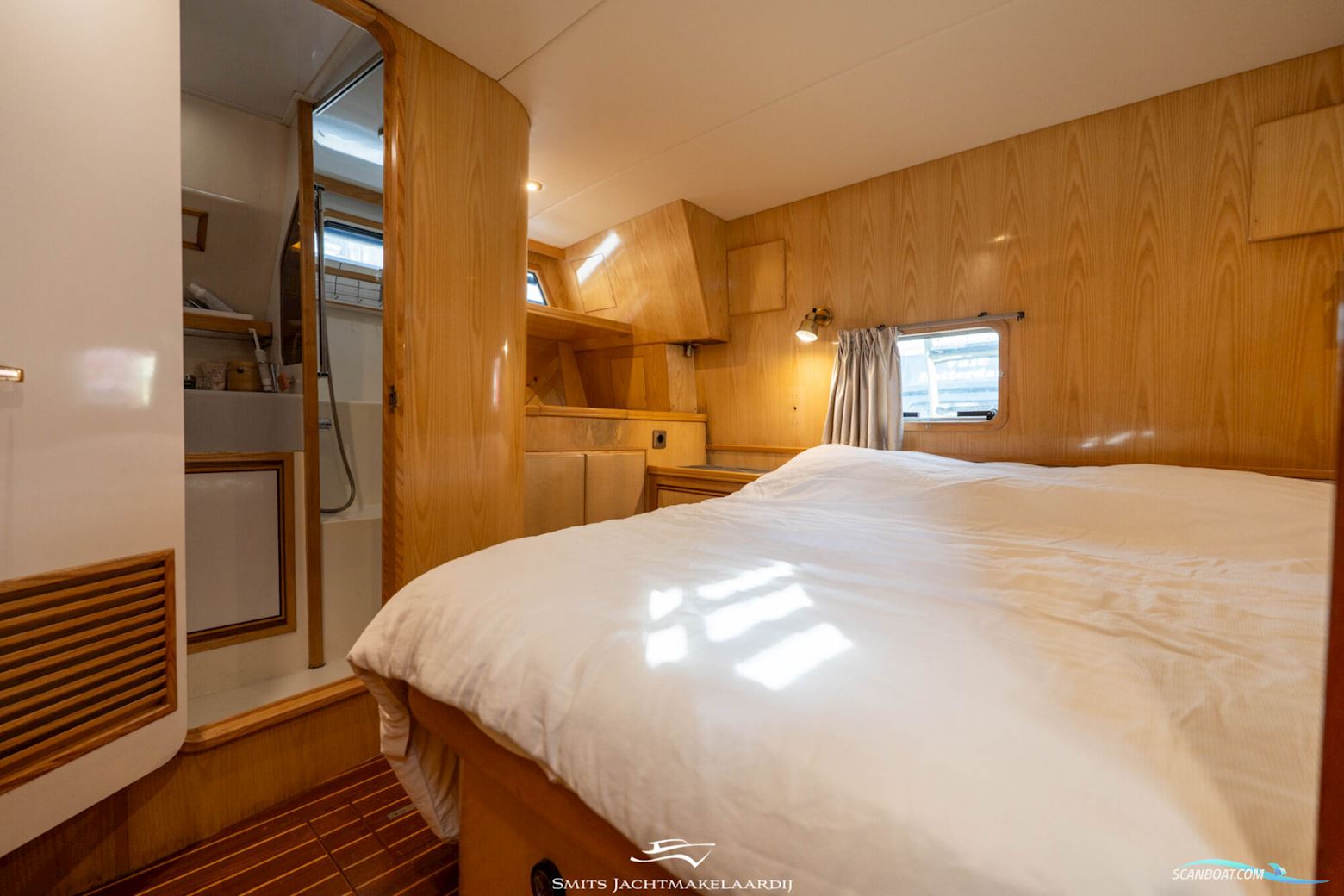 Astor 37 Flybridge