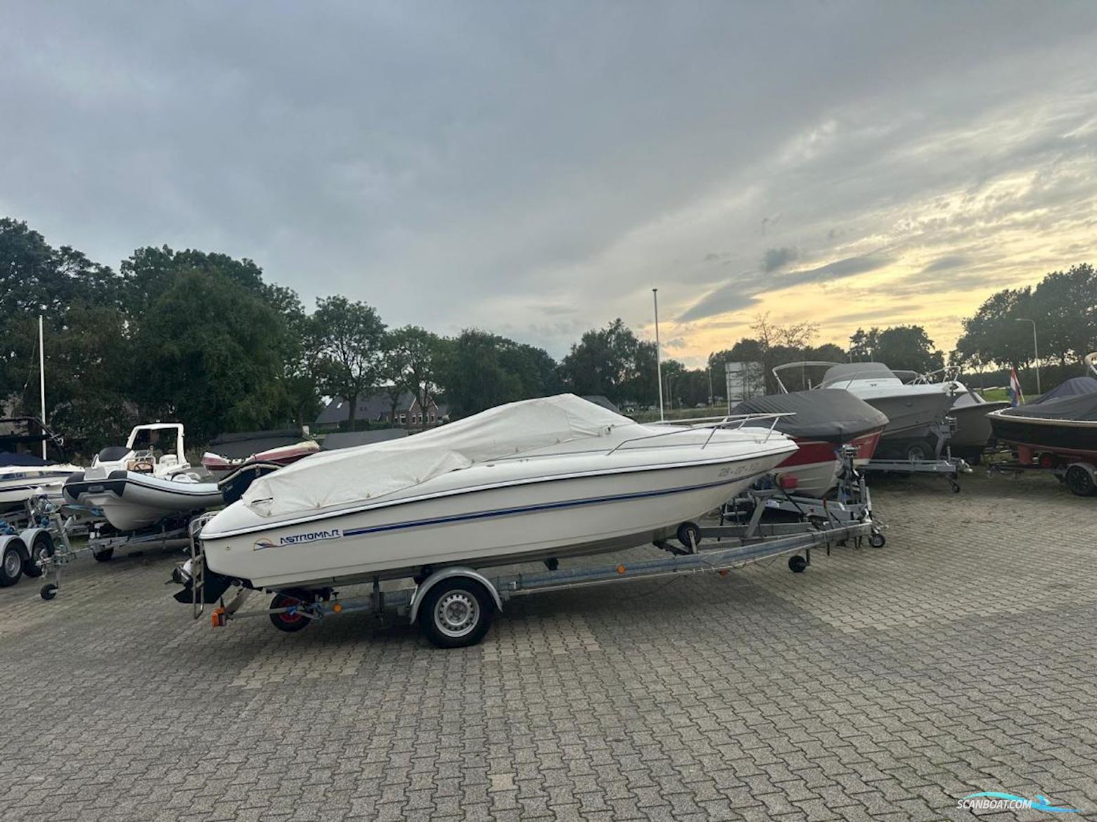 Astromar LC600 Cabin