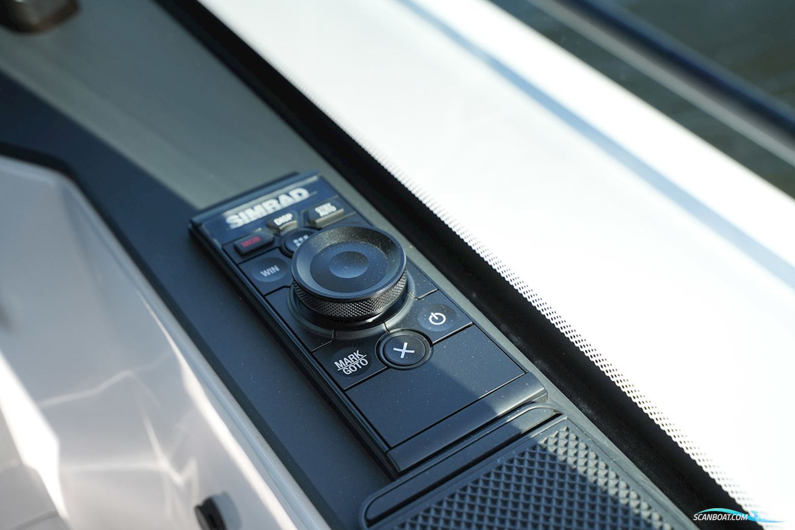 Axopar  37 XC Cross Cabin Mediterrana Edition