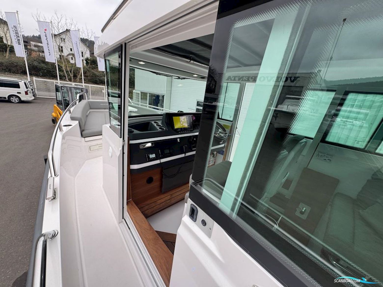 AXOPAR 28 Cabin