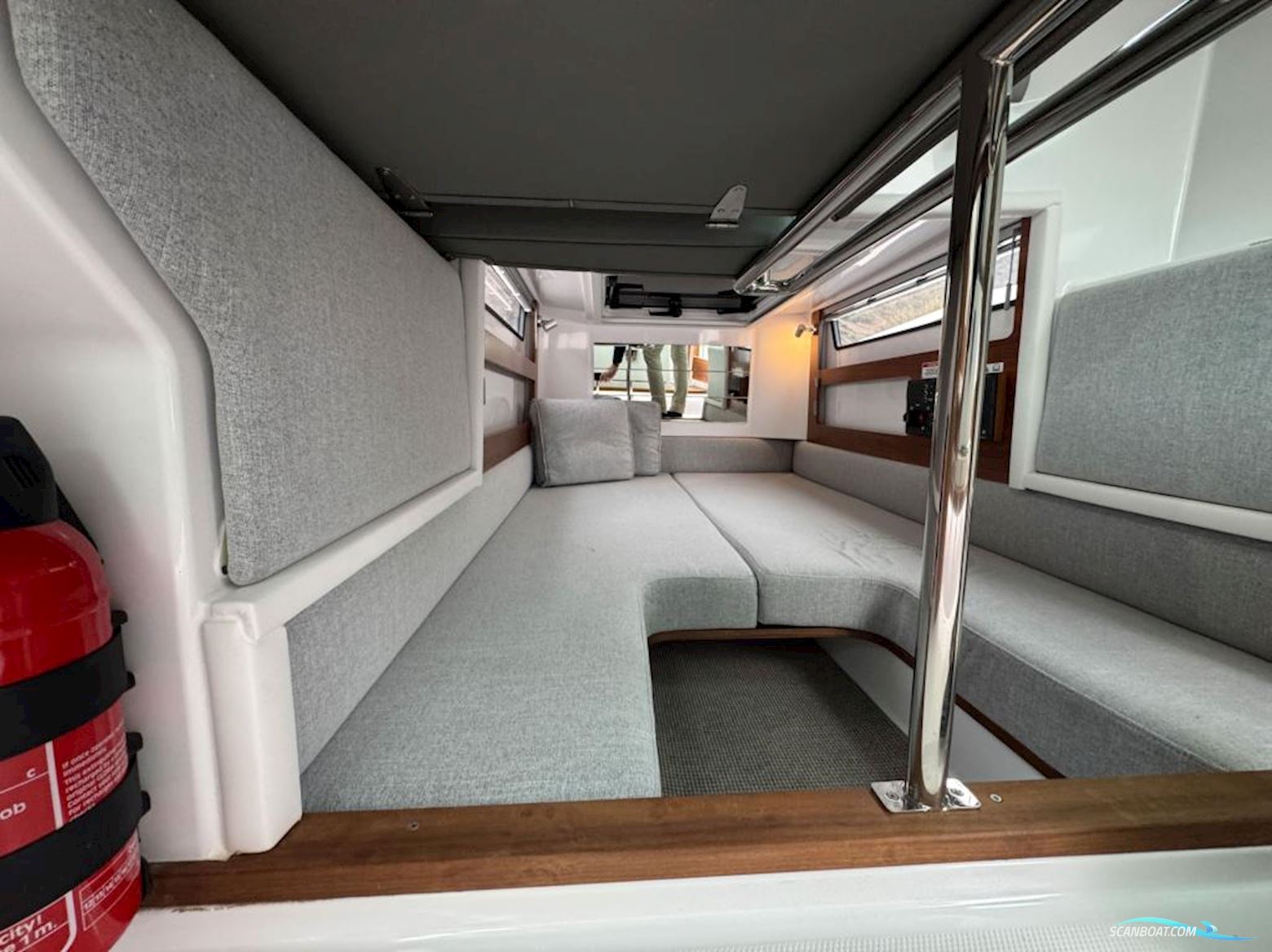 AXOPAR 28 Cabin
