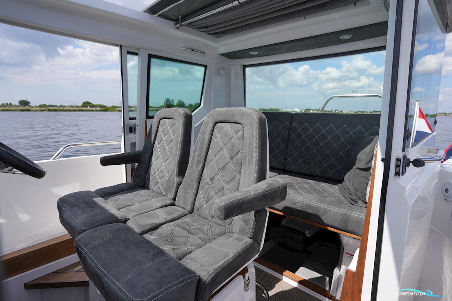 AXOPAR 28 Cabin