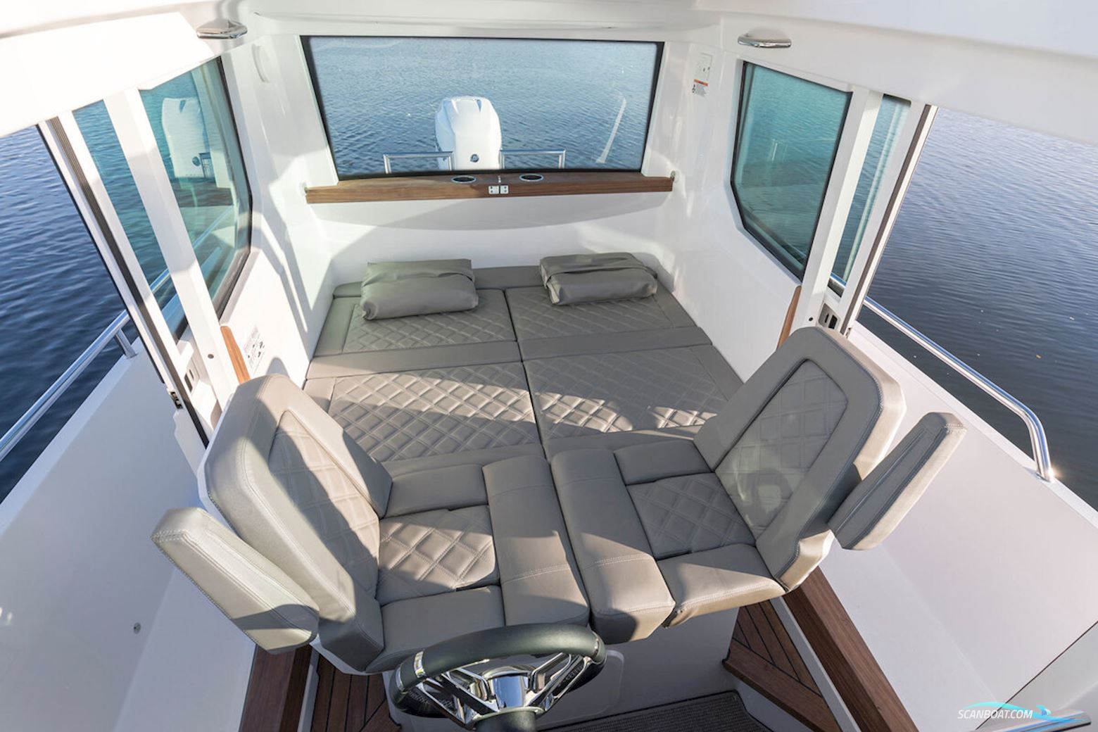 AXOPAR 28 Cabin