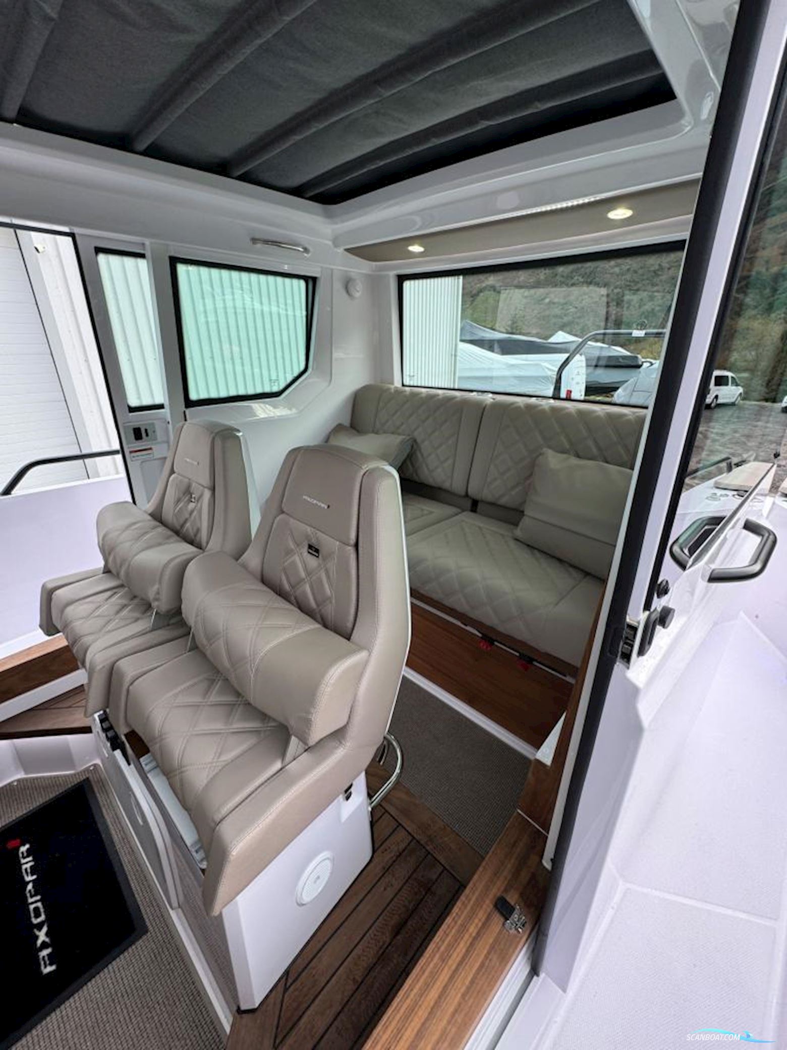AXOPAR 28 Cabin