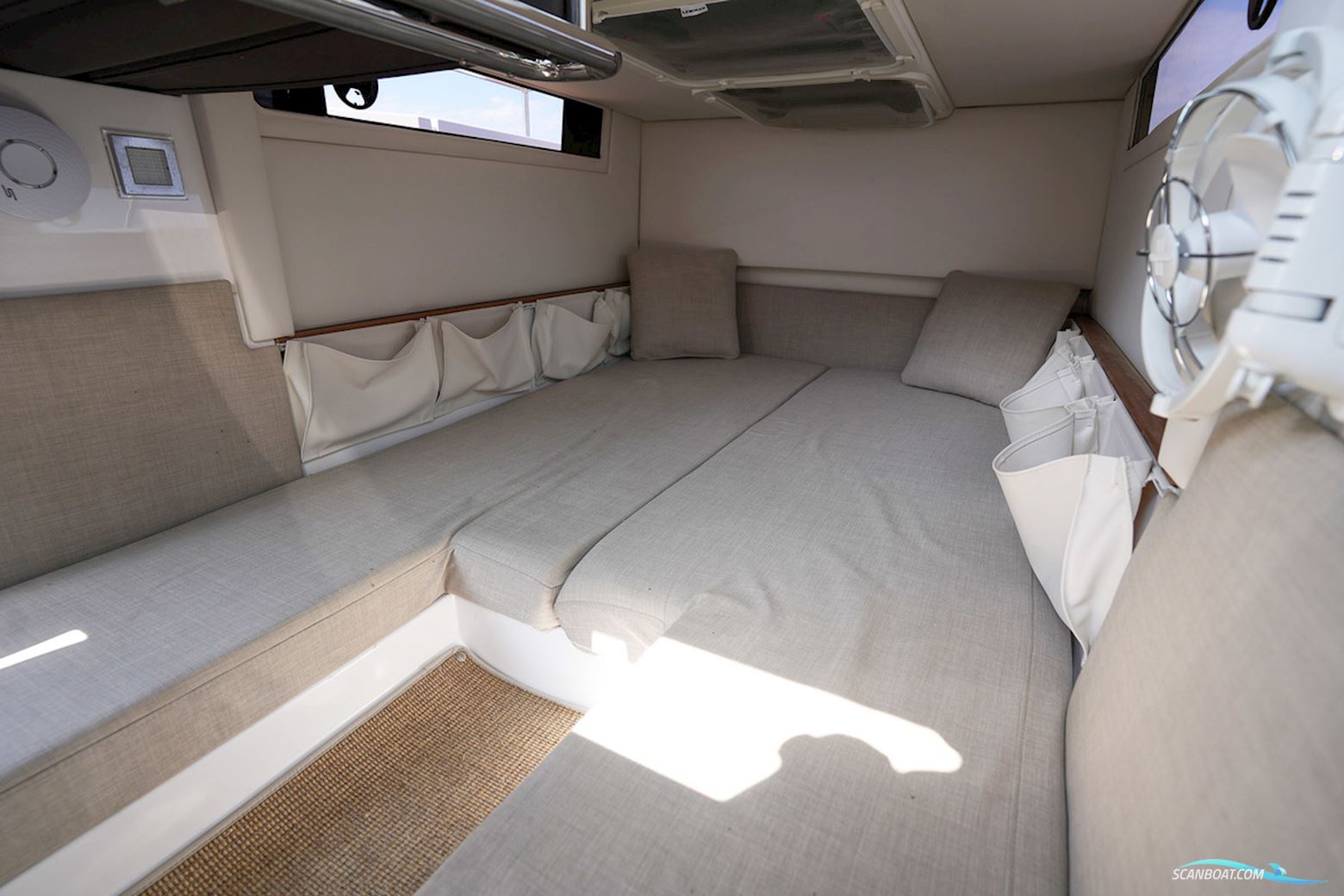 AXOPAR 28 Cabin