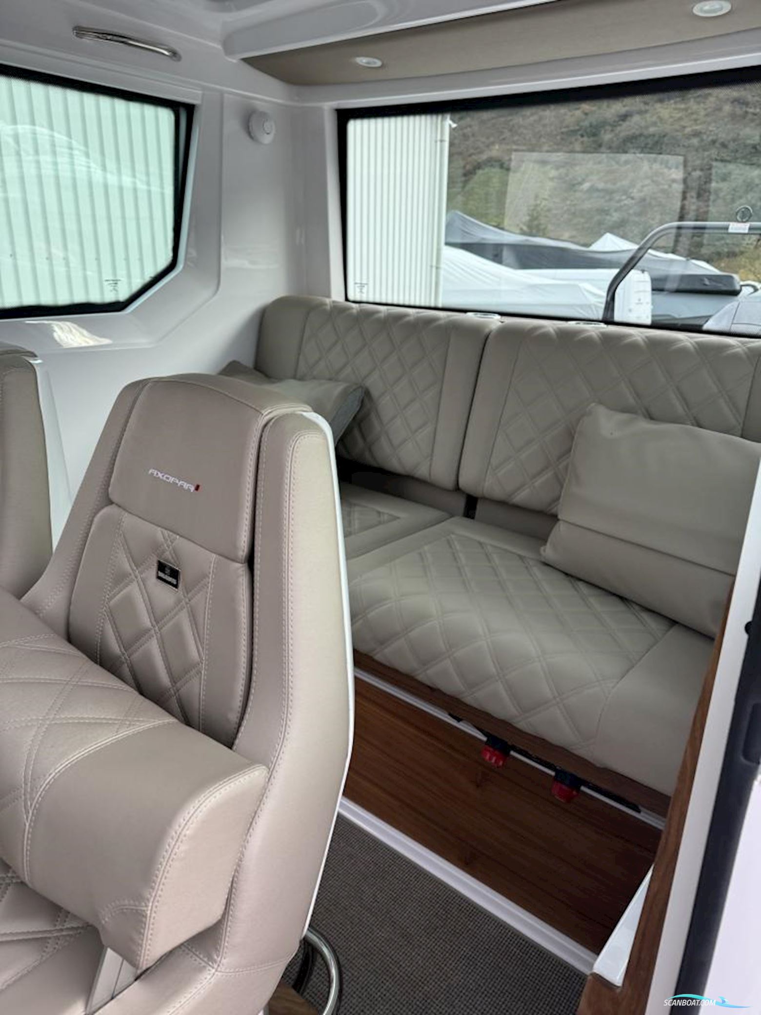 Axopar 28 Cabin
