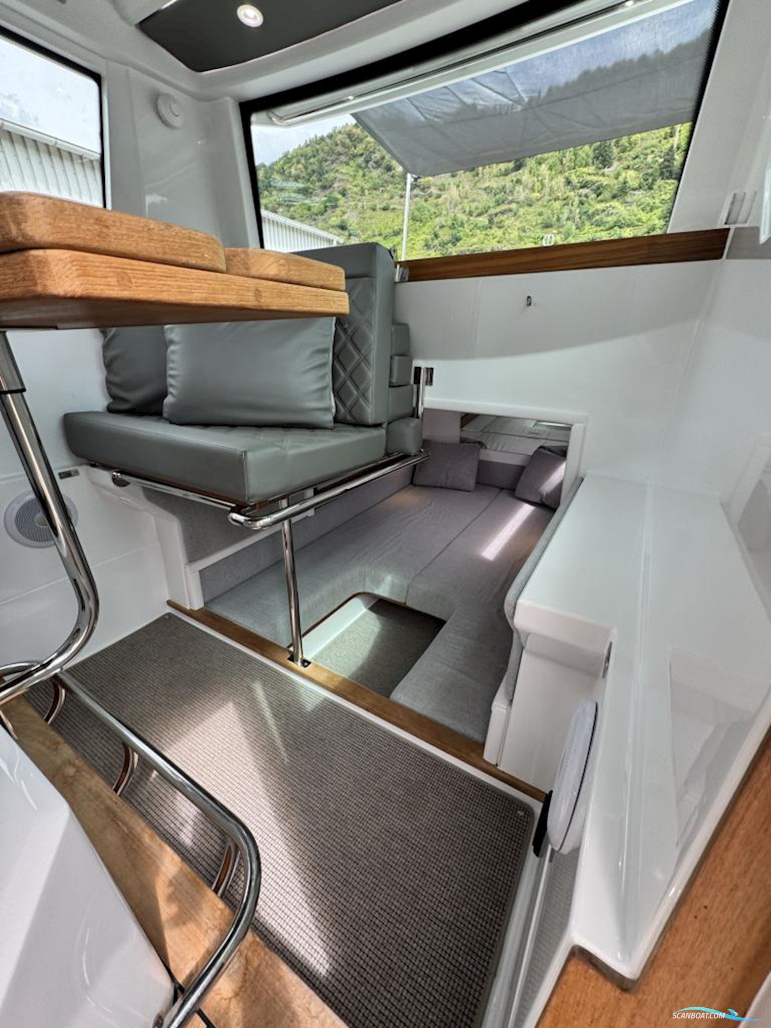 AXOPAR 28 Cabin