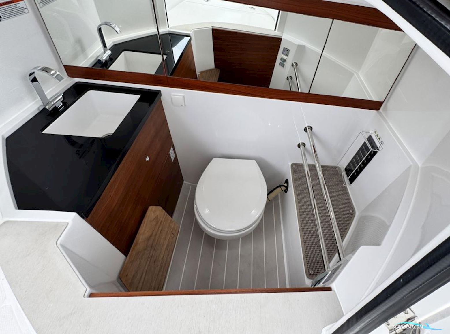 AXOPAR 28 Cabin
