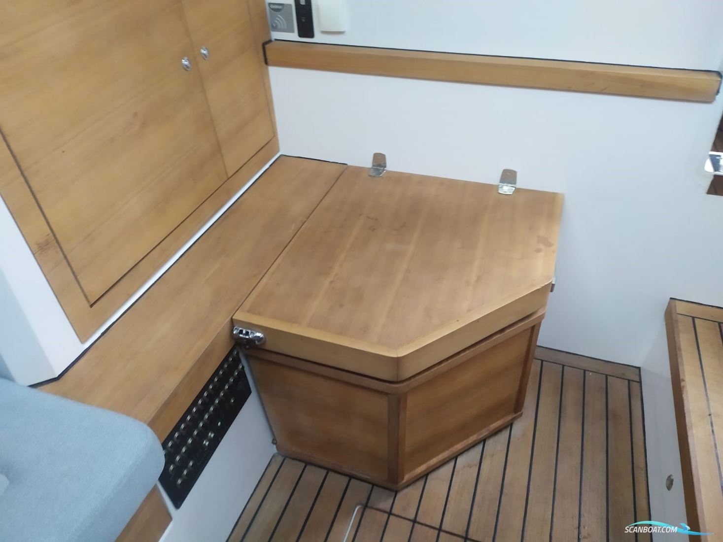 Axopar 37 Cabin