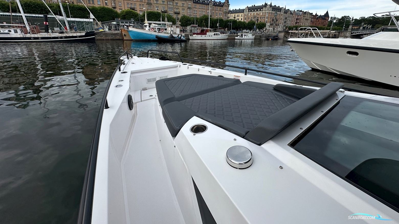 AXOPAR 37 Cabin