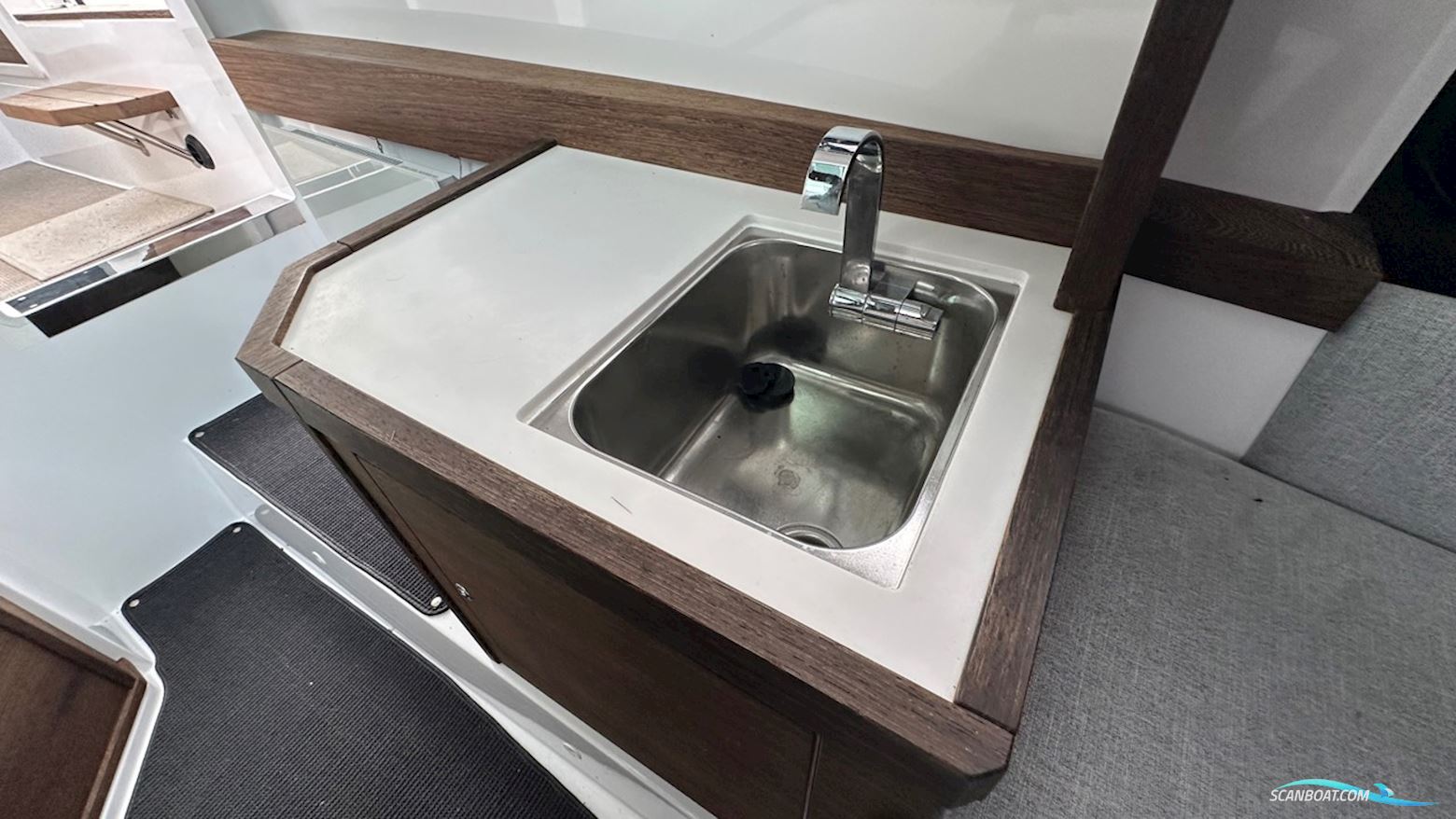 AXOPAR 37 Cabin