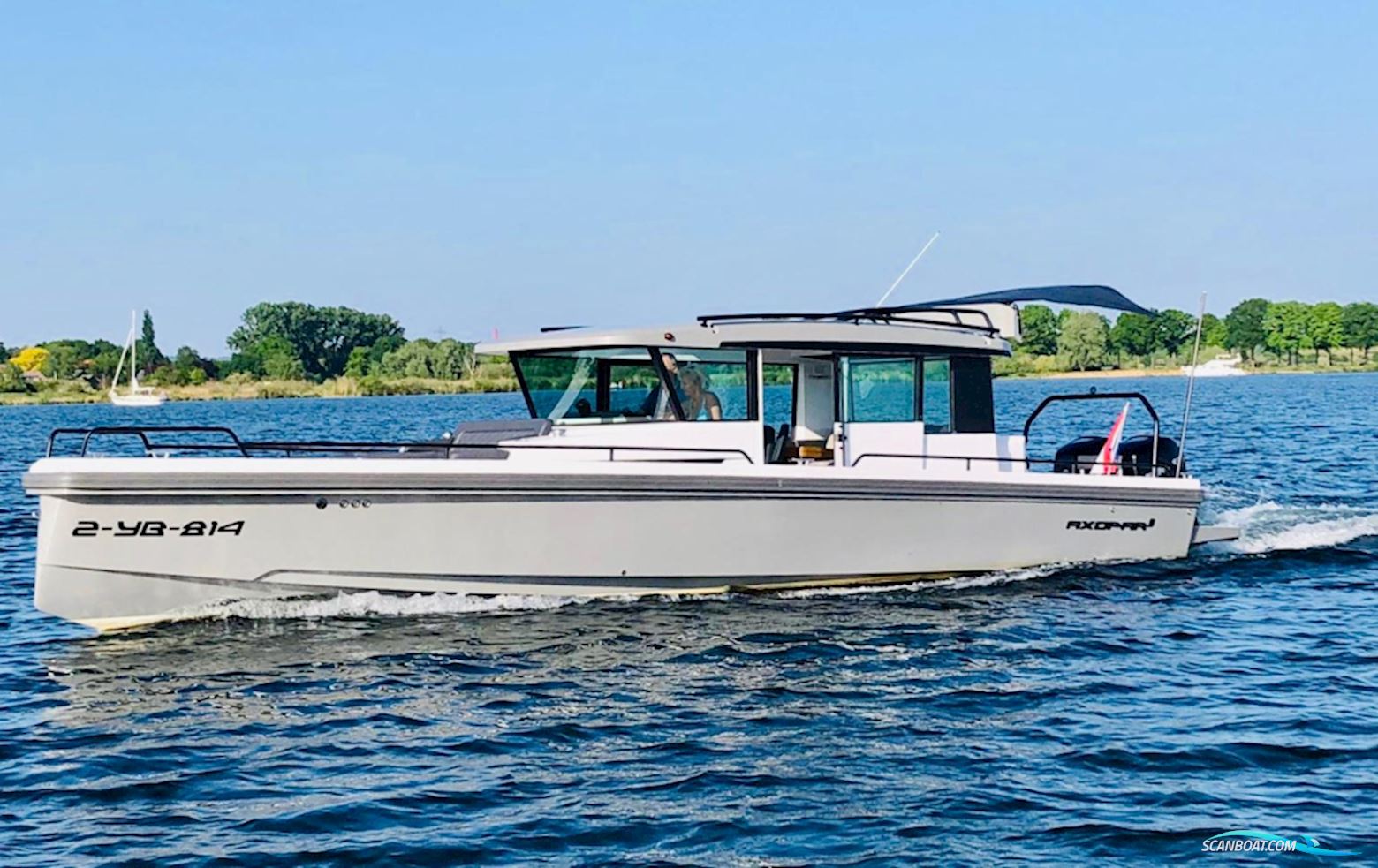 Axopar 37 Cabin