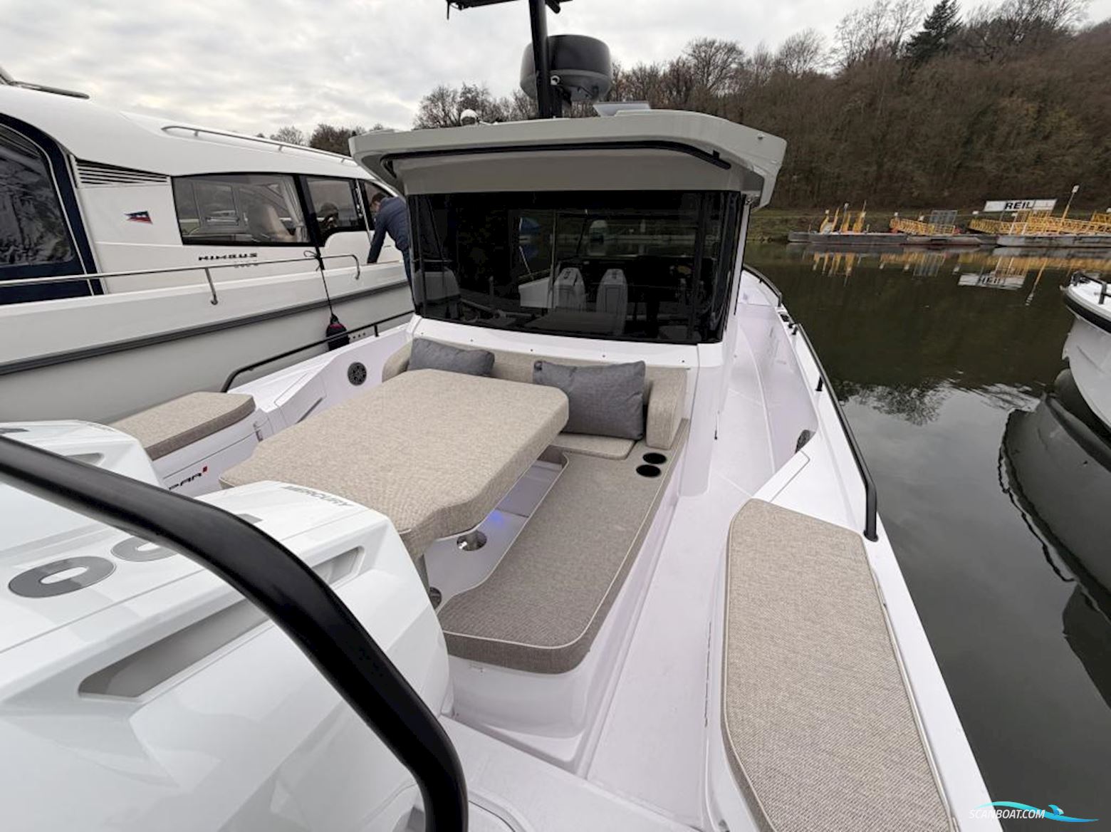 Axopar 37 Cross Cabin - U-Sofa