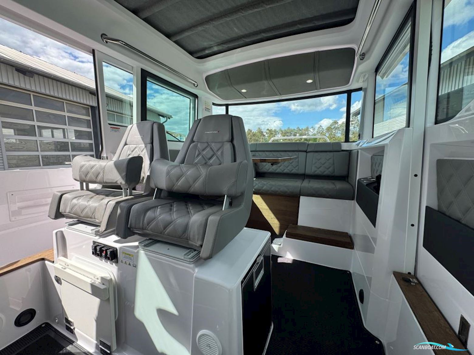 AXOPAR 37 Cross Cabin