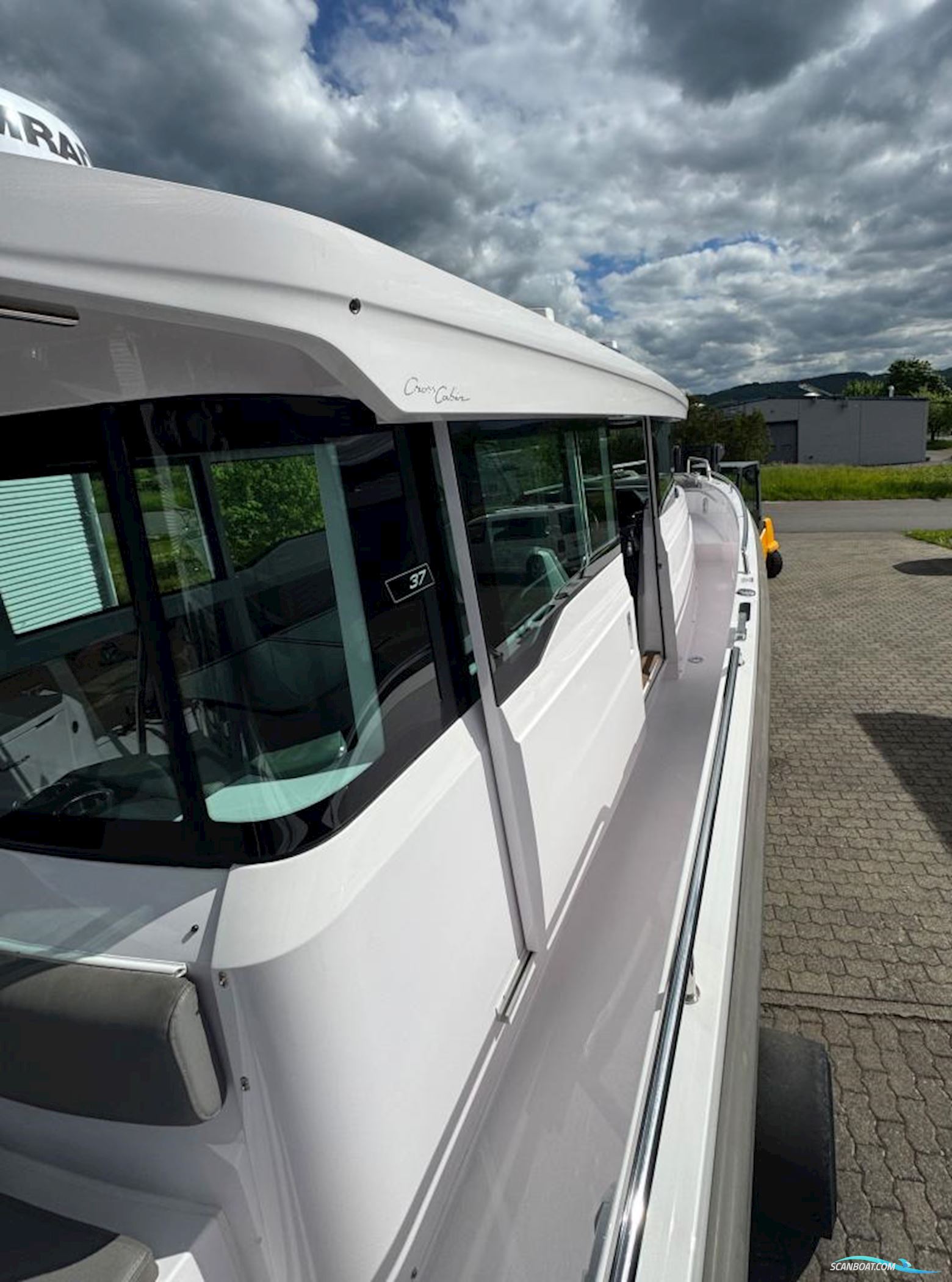 AXOPAR 37 Cross Cabin