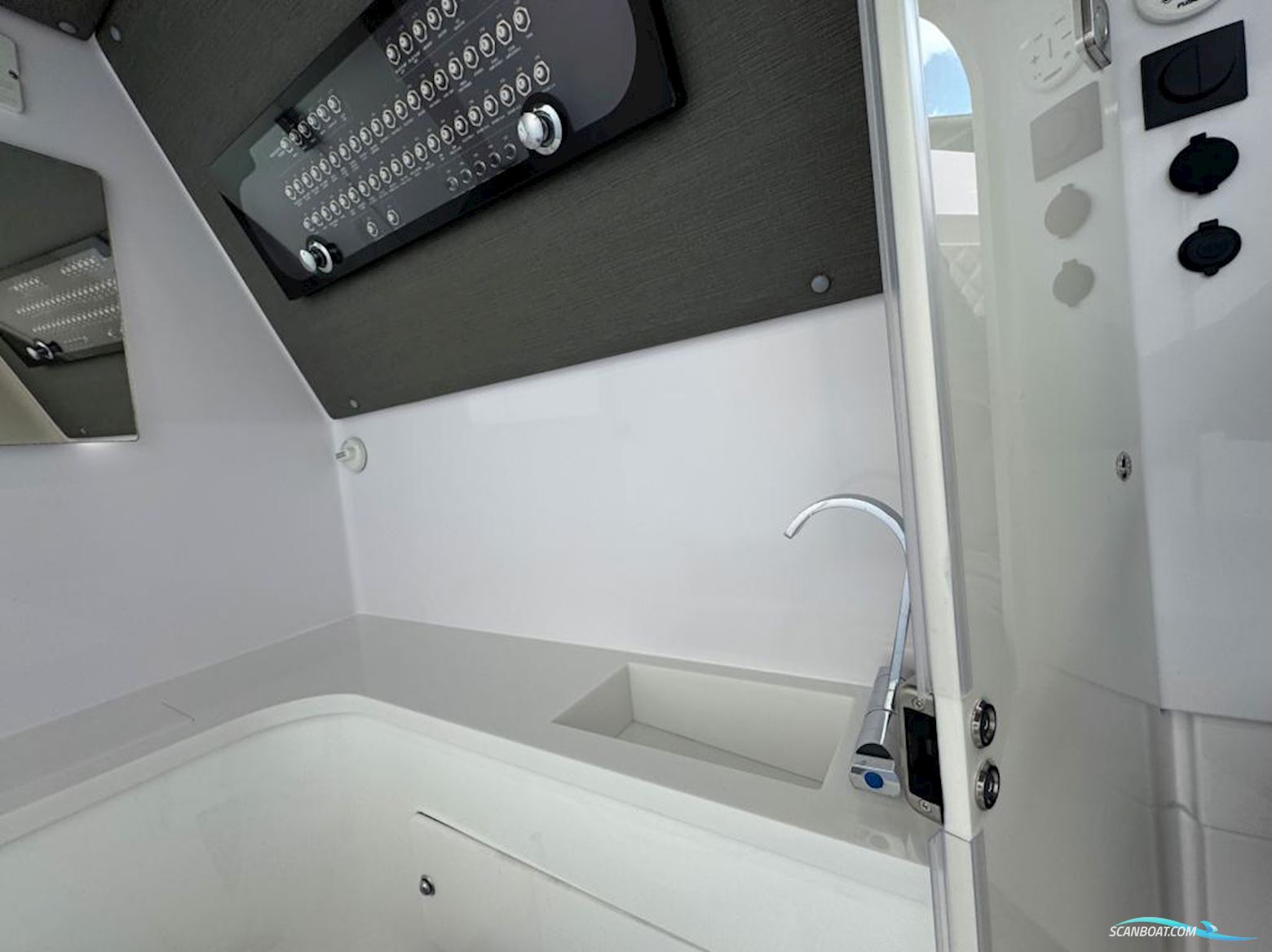 AXOPAR 37 Cross Cabin