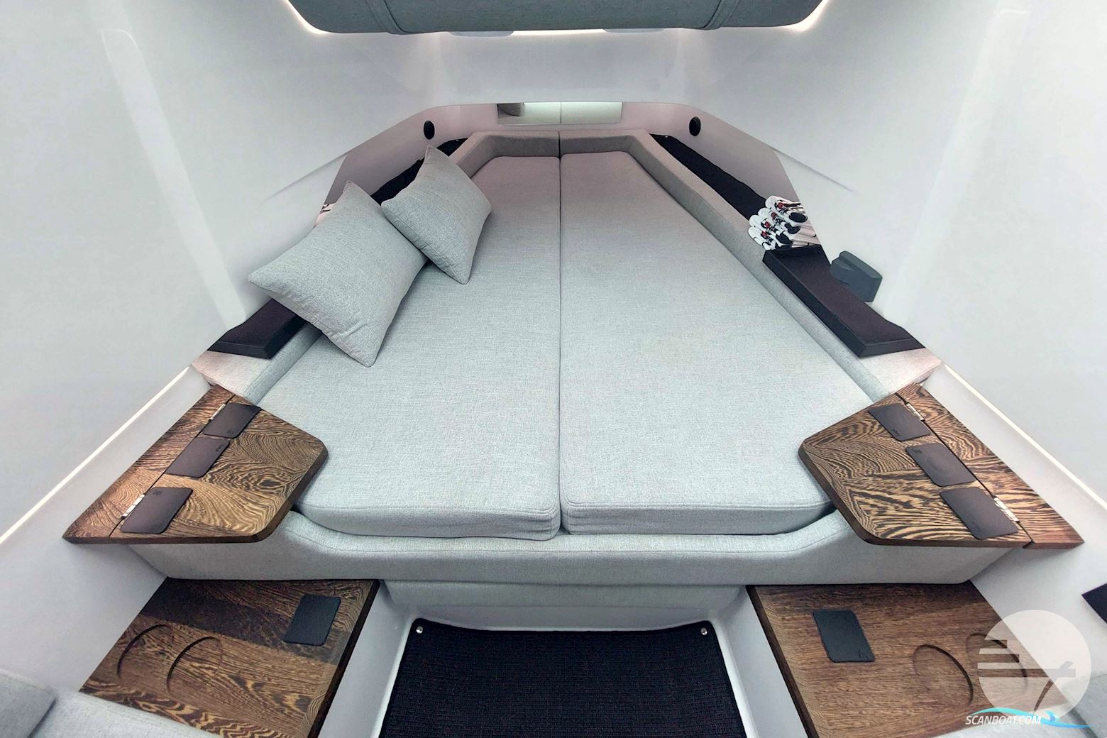 AXOPAR 37 Cross Cabin