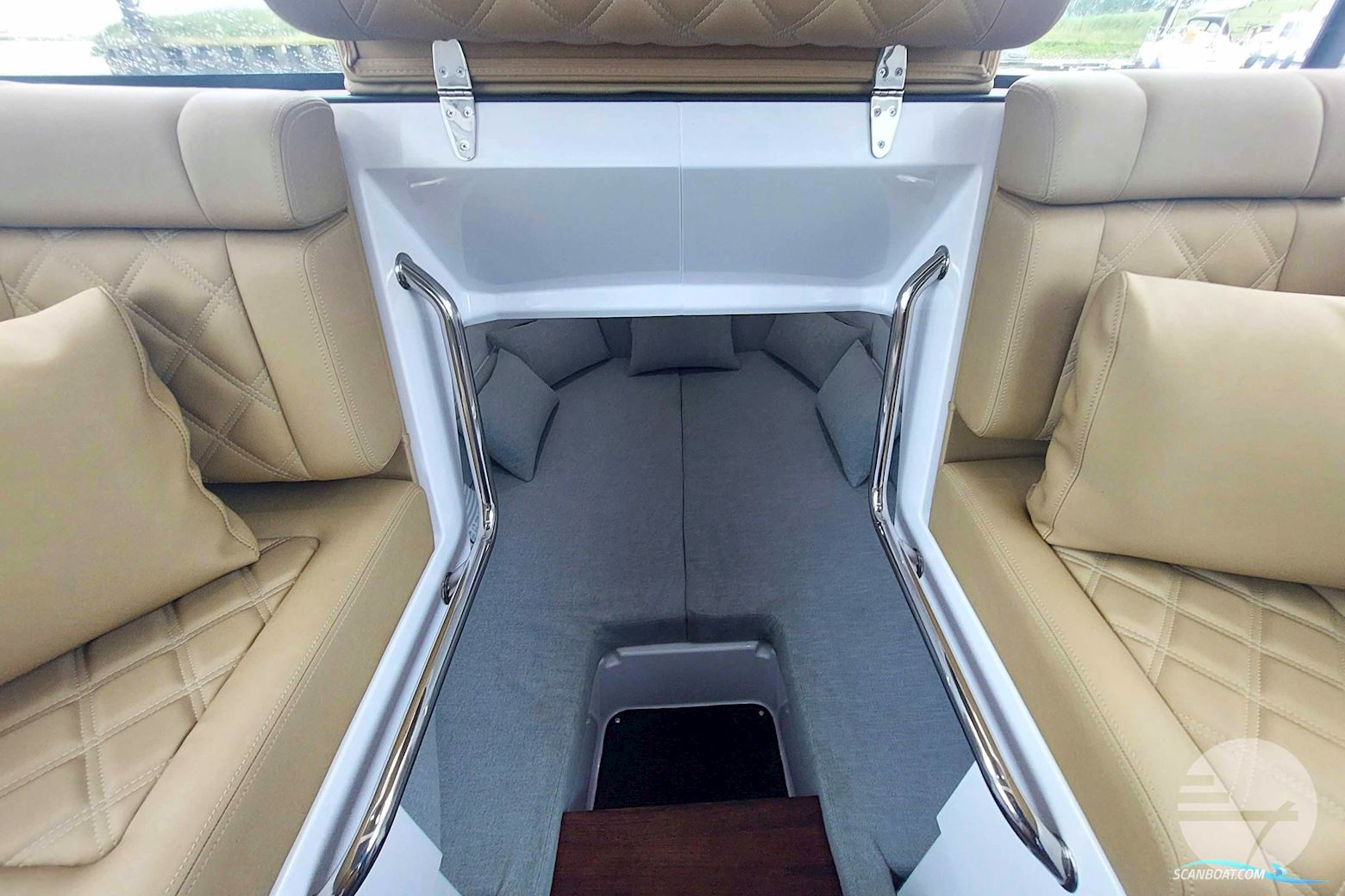 AXOPAR 37 Cross Cabin