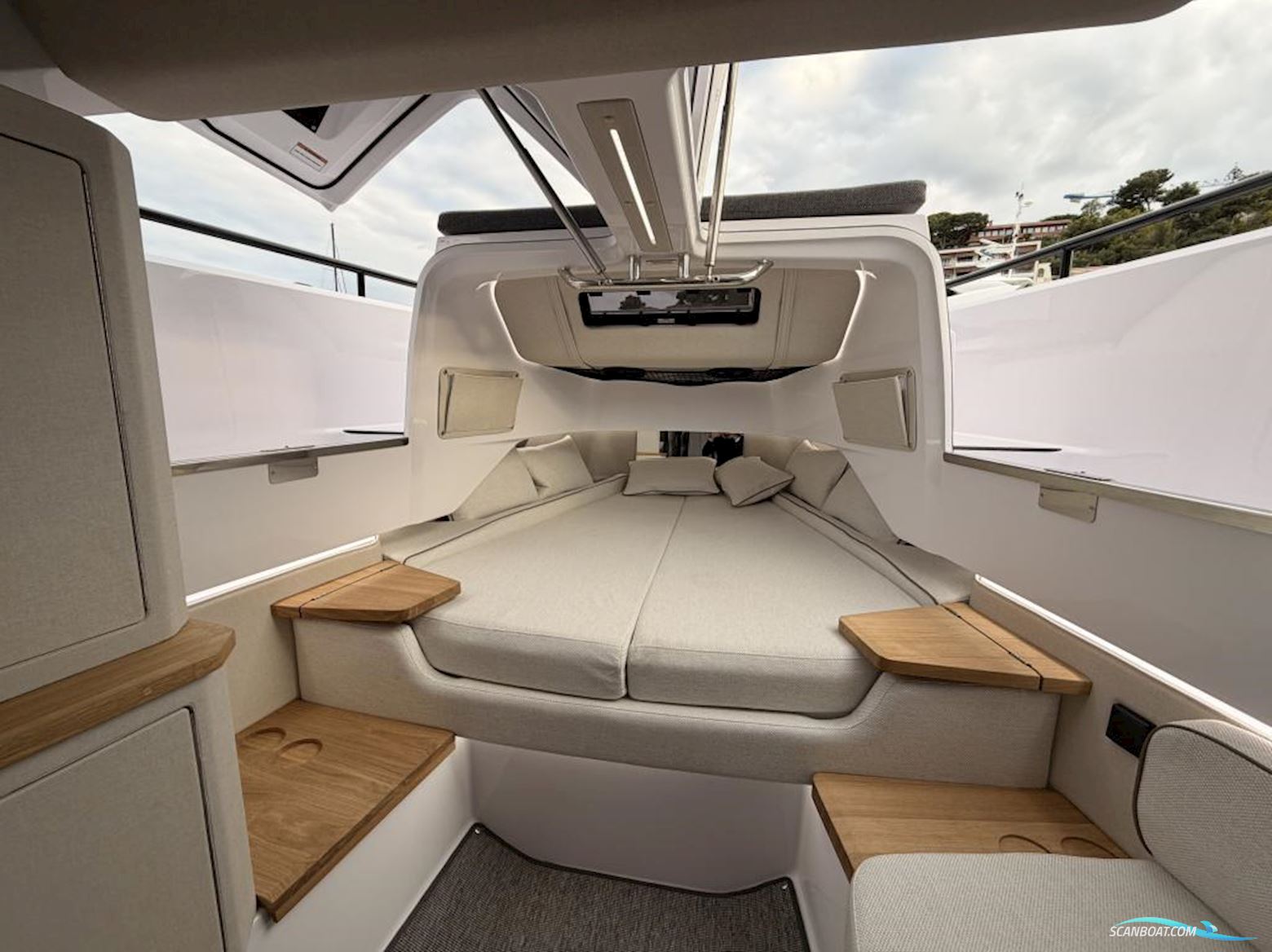 AXOPAR 37 Cross Cabin