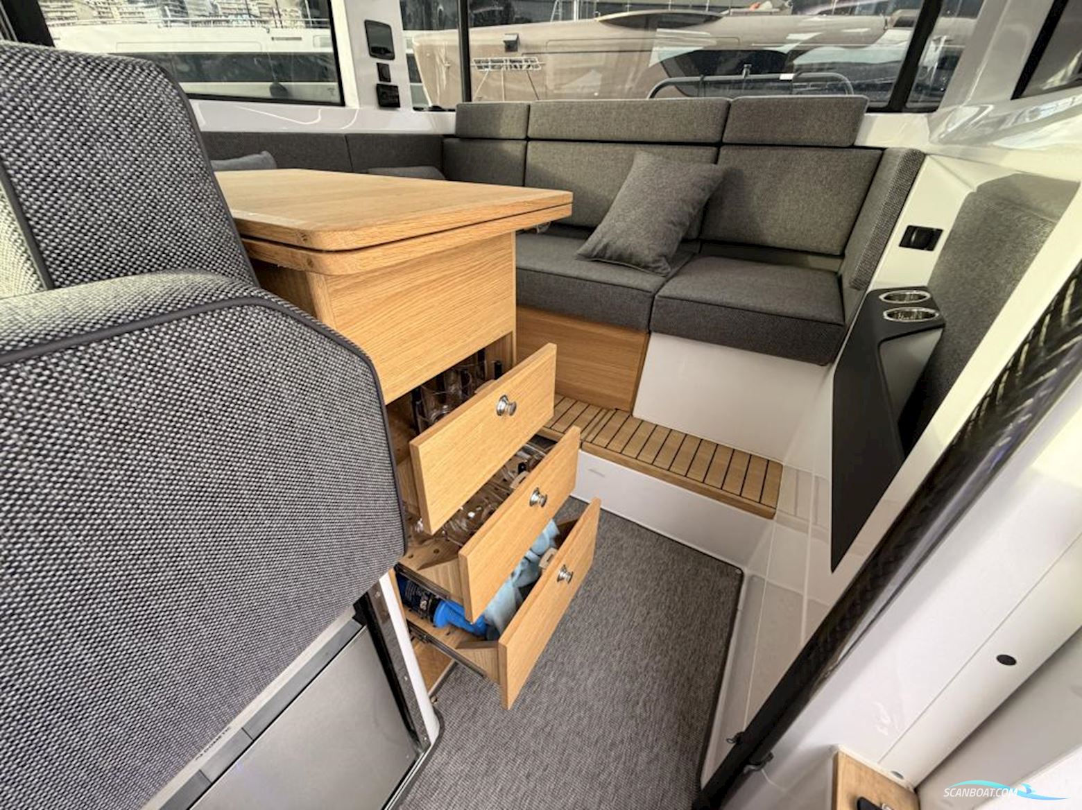 AXOPAR 37 Cross Cabin