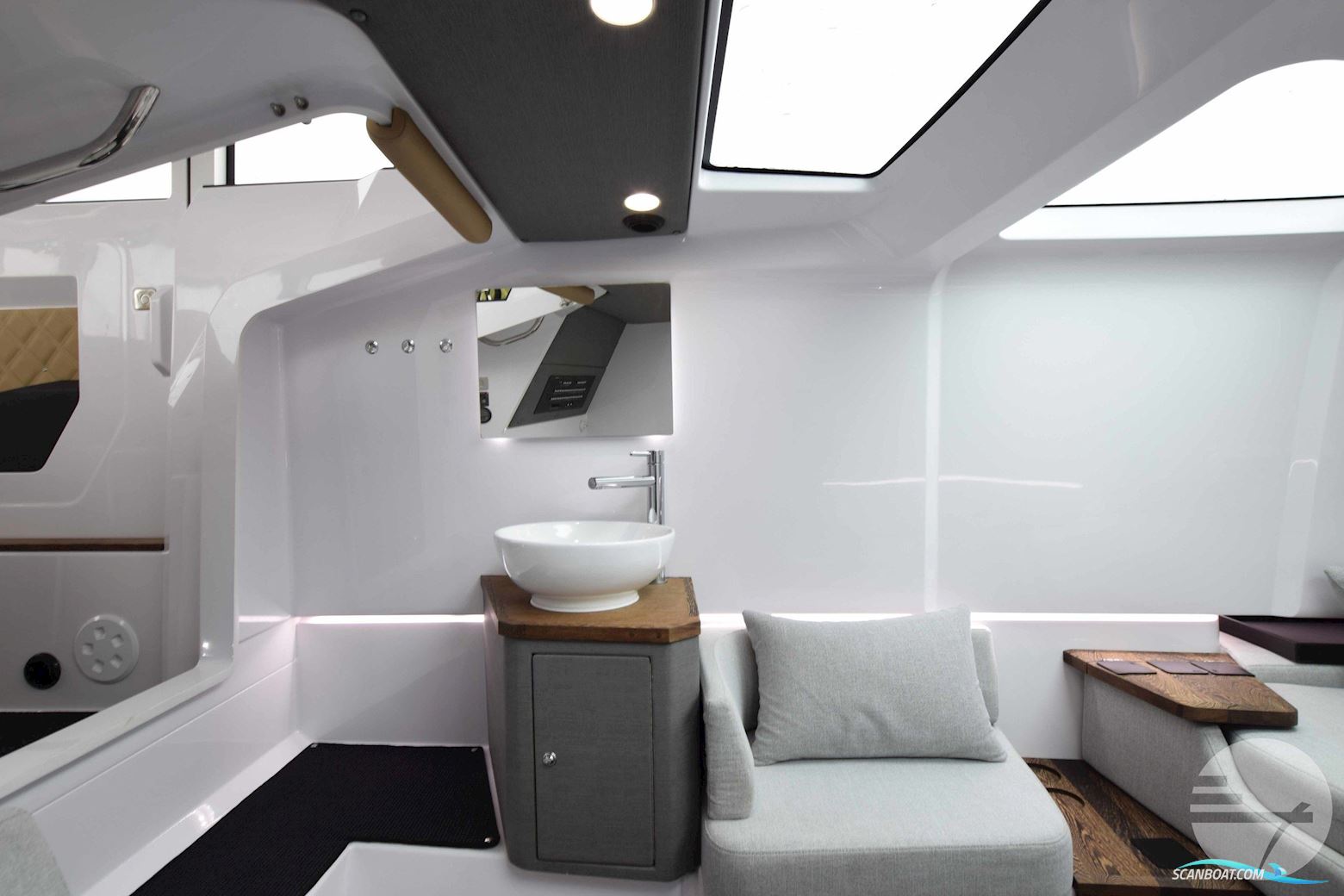 Axopar 37 Cross Cabin