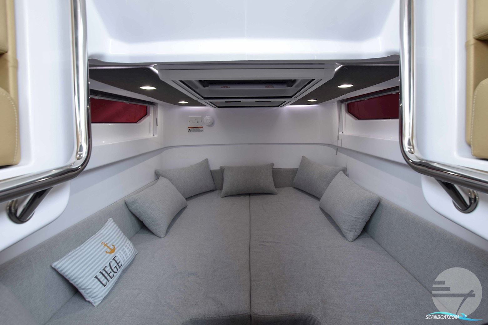 Axopar 37 Cross Cabin