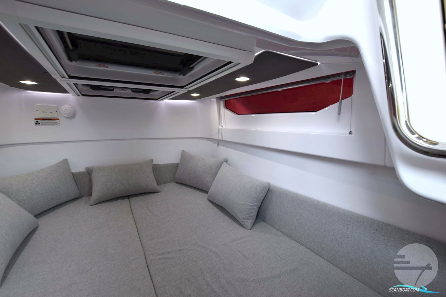 Axopar 37 Cross Cabin