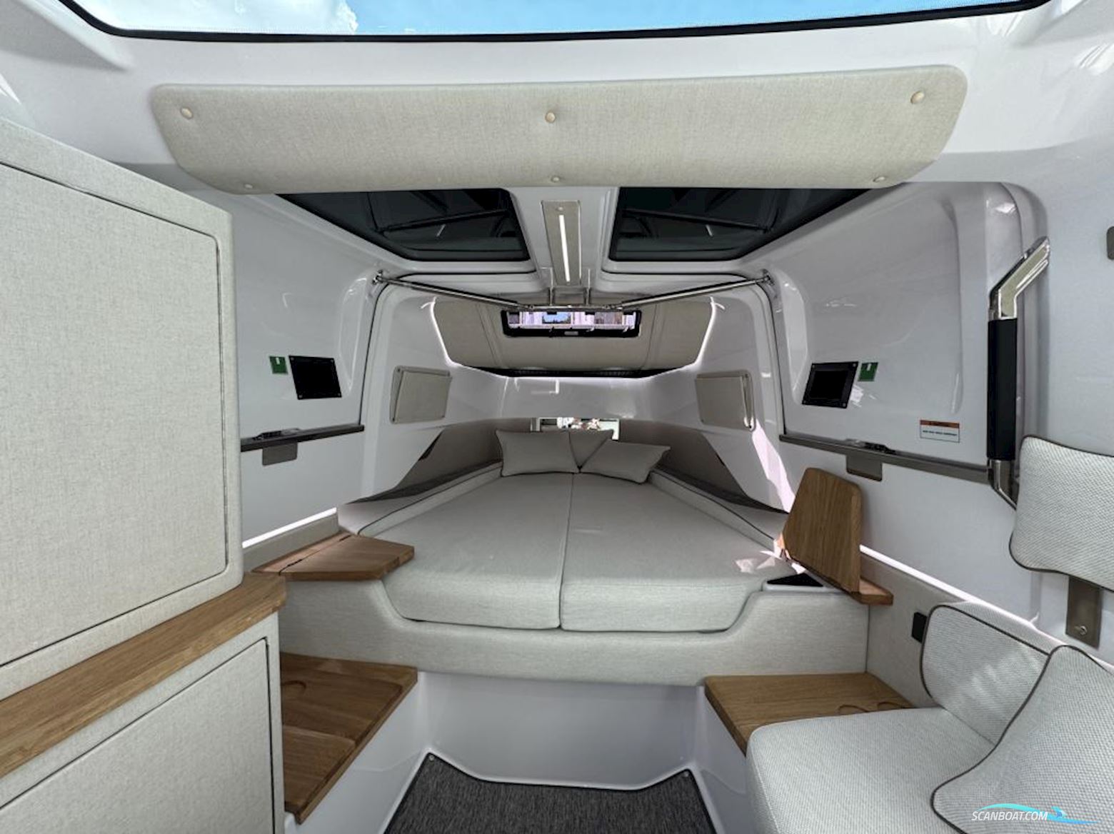 Axopar 37 Cross Cabin