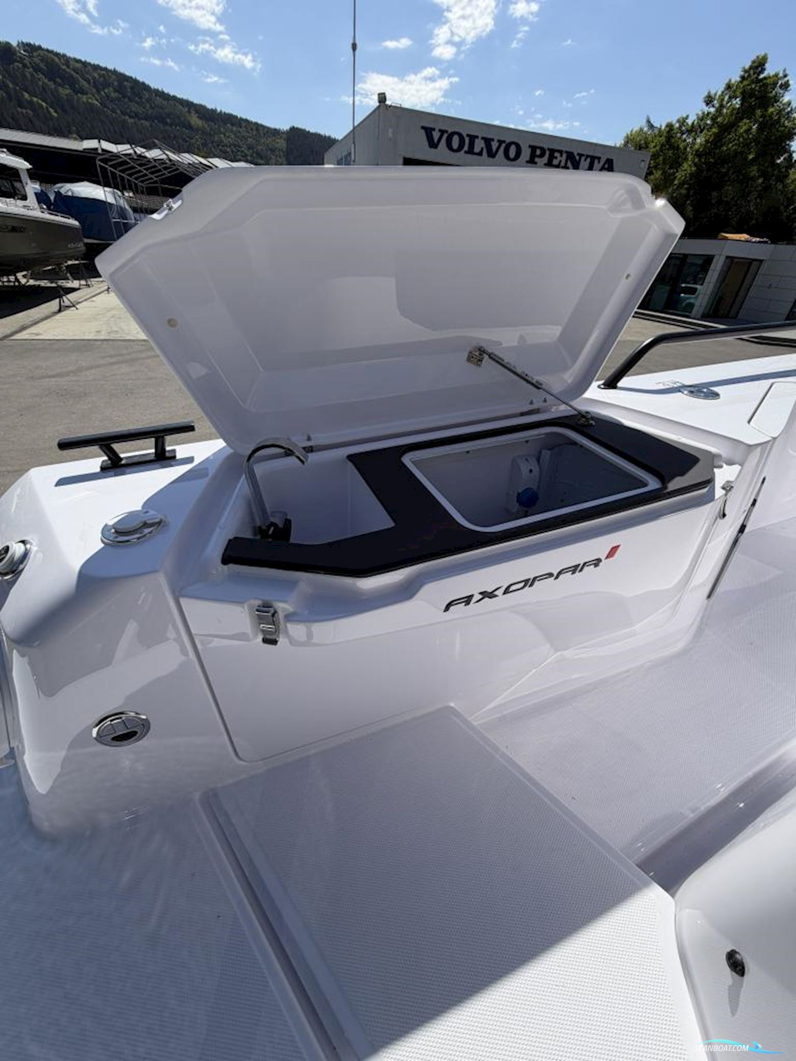 Axopar 37 Cross Cabin
