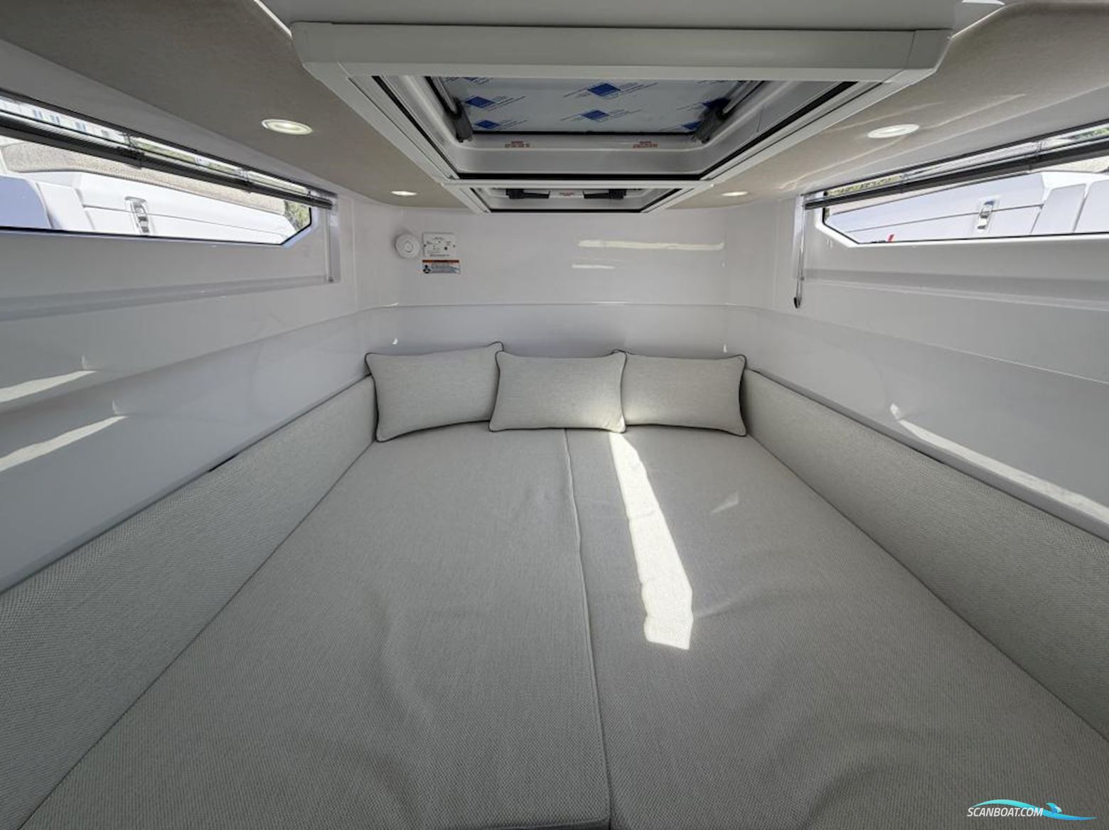 Axopar 37 Cross Cabin