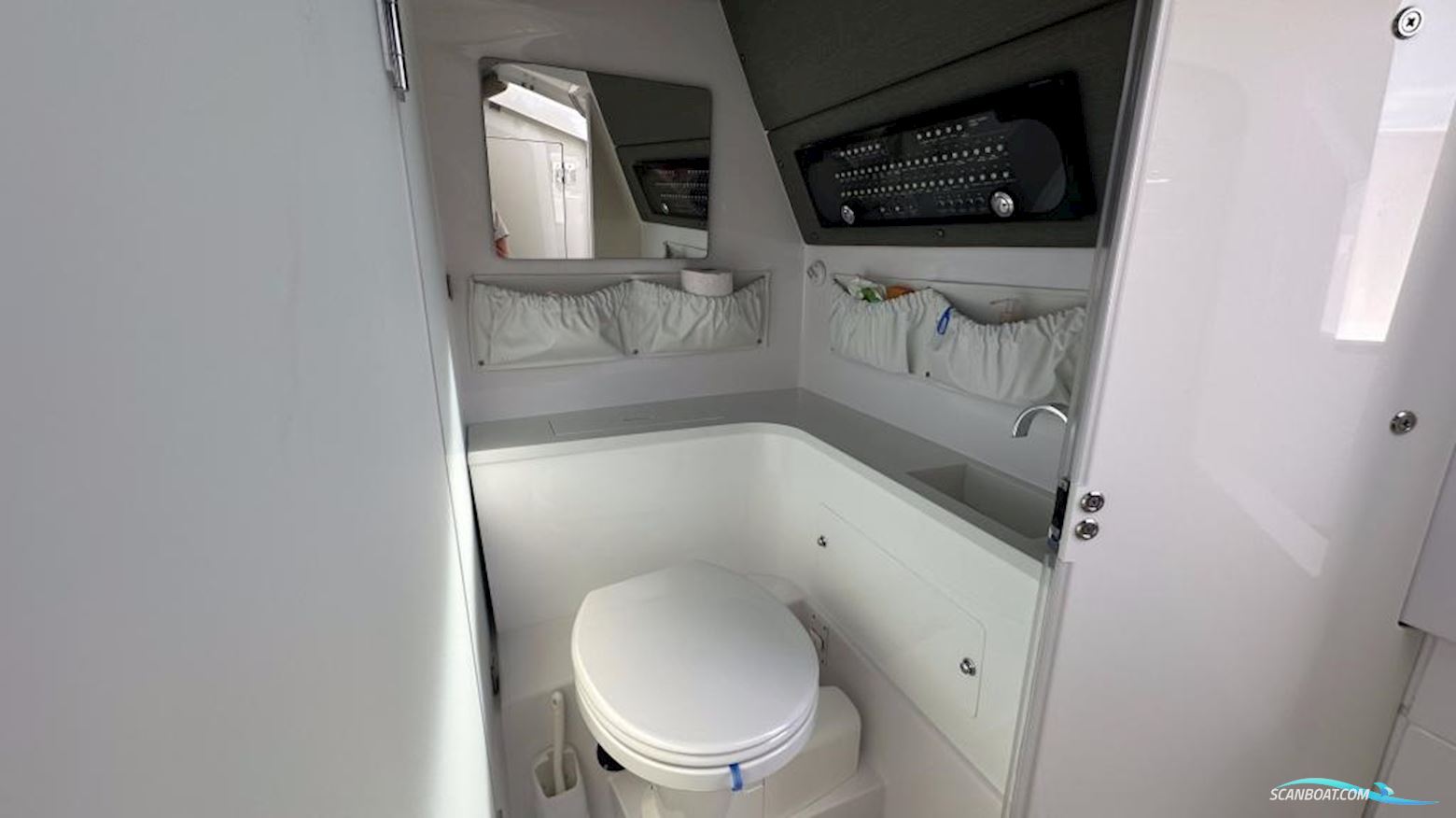 Axopar 37 Cross Cabin