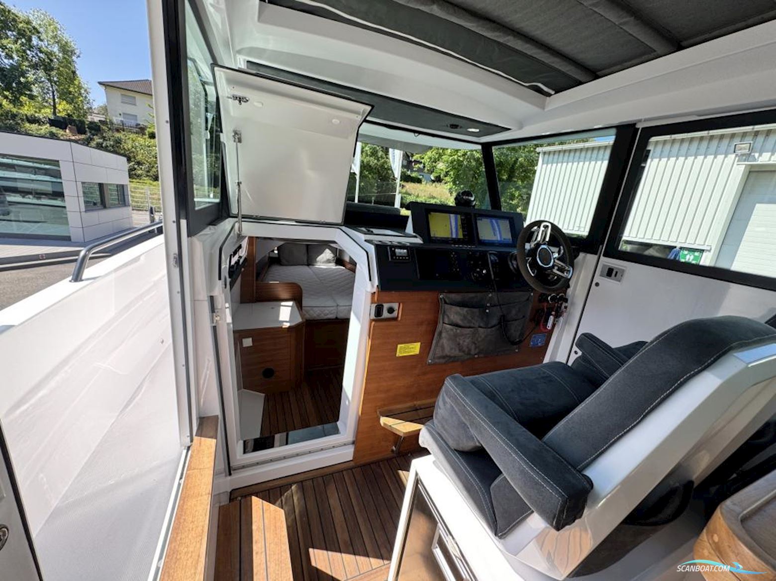 AXOPAR 37 Cross Cabin