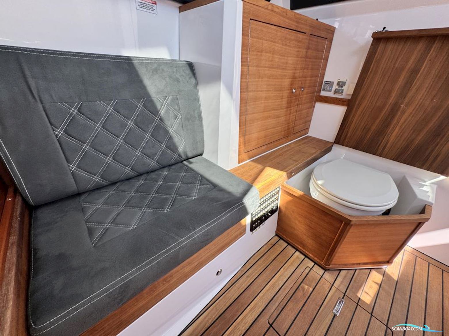 AXOPAR 37 Cross Cabin