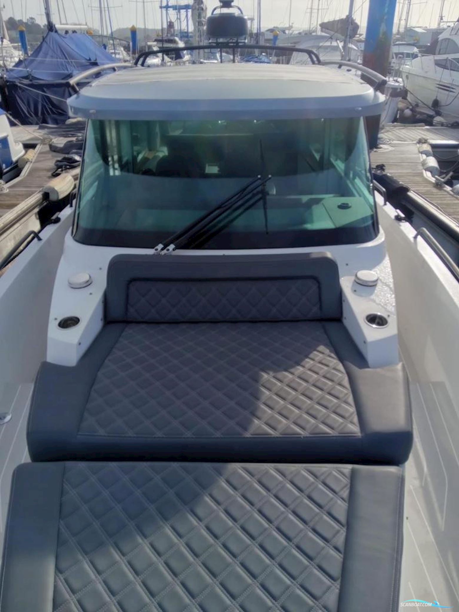 Axopar 37 Sports Cabin