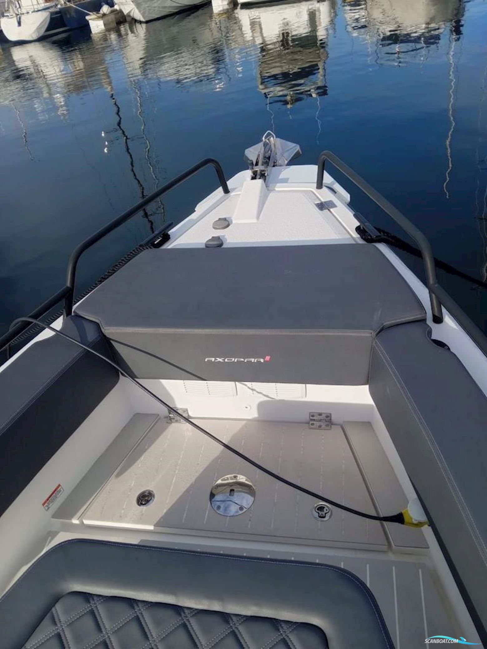 Axopar 37 Sports Cabin