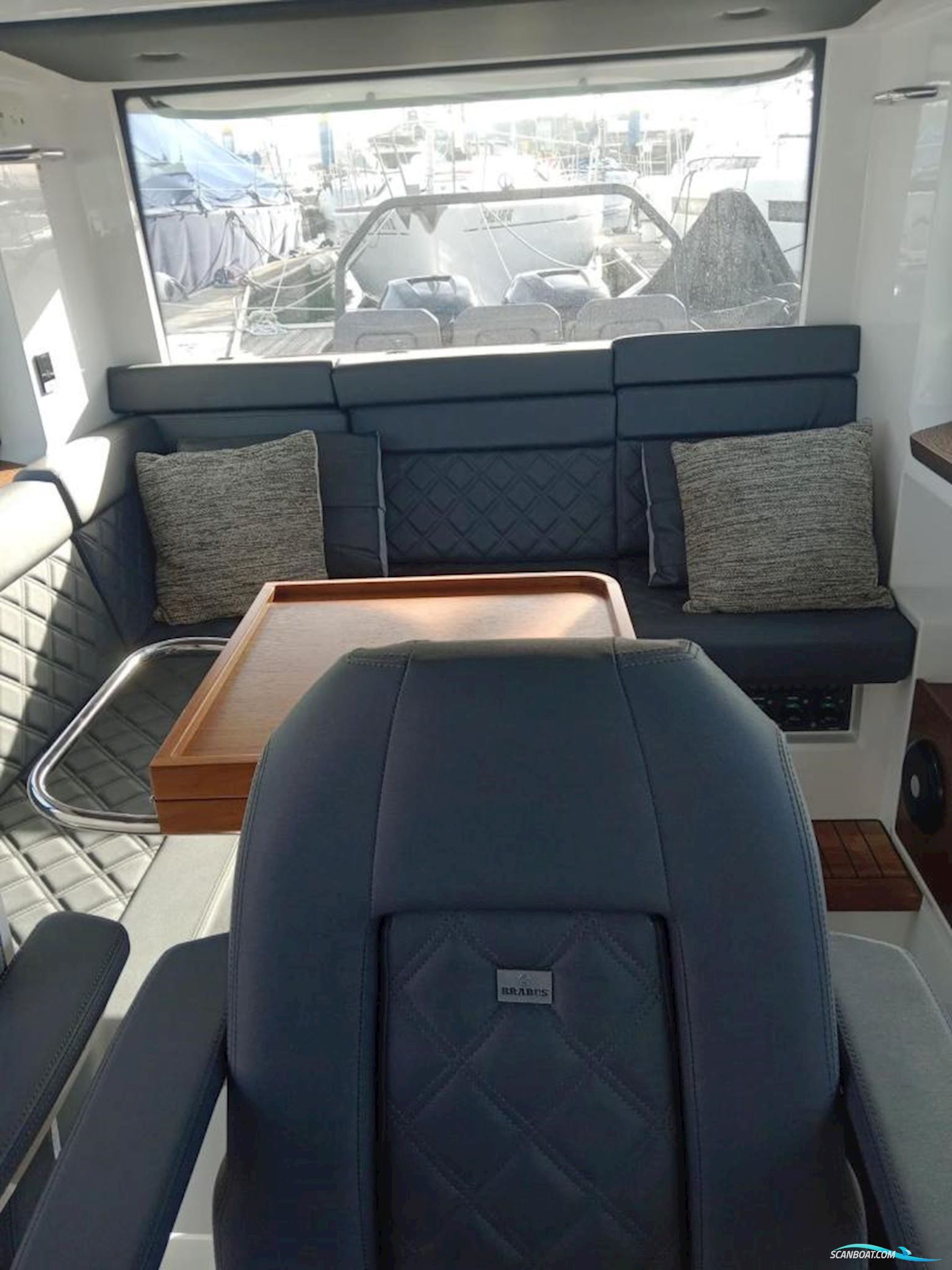 Axopar 37 Sports Cabin