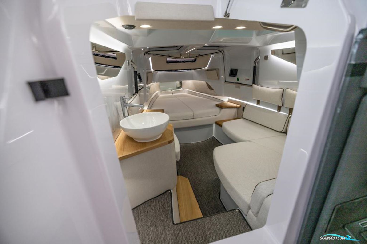 Axopar 37 Sun Top - Iconic Edition