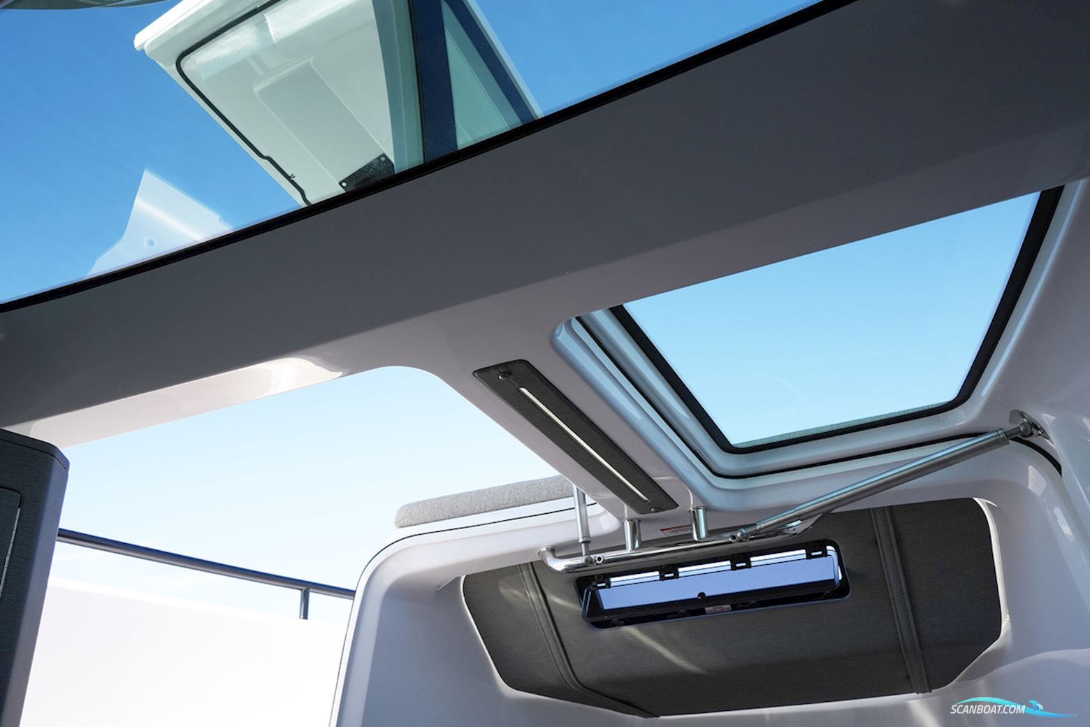 Axopar 37 XC Cross Cabin Mediterrana Edition