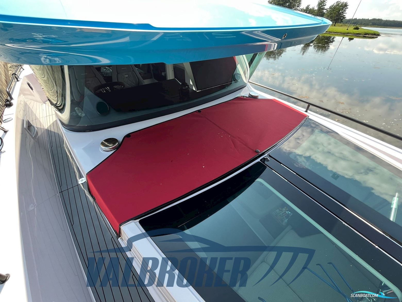 AXOPAR 37 XC Cross Cabin