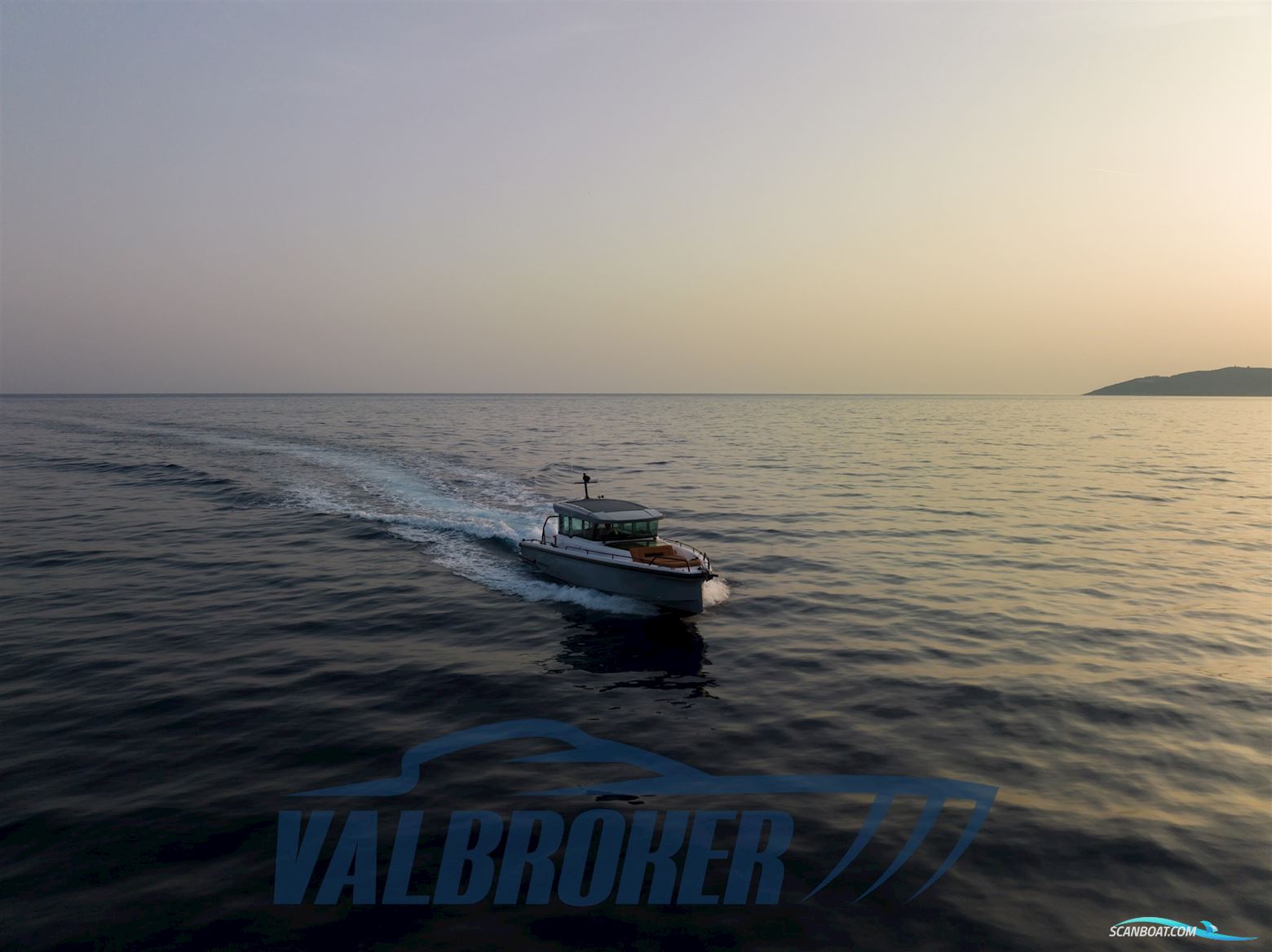 Axopar 37 XC Cross Cabin